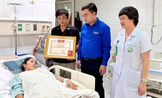 Trao Huy hiệu 'Tuổi trẻ dũng cảm' cho cô giáo cứu học sinh