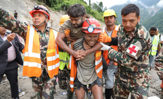 Nepal: 2 công nhân sống sót thần kỳ sau 9 ngày kẹt trong hầm do lũ quét