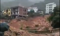 Đất đá cuồn cuộn ập vào làng khiến 1 người chết và 11 người mất tích