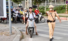 Đưa con đến trường, phụ huynh đội mũ nhưng lại để con 'đầu trần'
