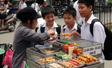 Nói không với đồ ăn vặt không rõ nguồn gốc trước cổng trường