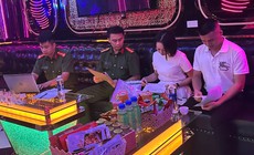 Kiểm tra quán karaoke, phát hiện 4 nhân viên nữ đang múa khiêu dâm