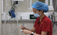Bộ trưởng Bộ Y tế tặng Bằng khen nữ điều dưỡng A9 cấp cứu bệnh nh&#226;n trong qu&#225;n ăn ở Đ&#224; Nẵng