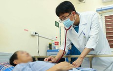 Nam thanh ni&#234;n đang chơi cầu l&#244;ng bỗng bị đột quỵ