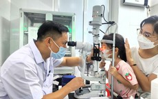 Viêm giác mạc ở trẻ biểu hiện như thế nào?