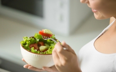 Những sai lầm khi ăn rau giảm cân khiến bạn mãi không gầy