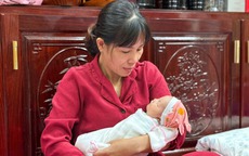 Nữ hiệu phó trường mầm non bất ngờ 'nhặt' được bé gái sơ sinh khi đi tập thể dục