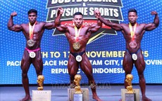 Lực sĩ Phạm Văn M&#225;ch v&#244; địch thể h&#236;nh thế giới ở tuổi 49