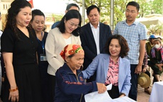 Thứ trưởng Bộ Y tế tham dự chương tr&#236;nh kh&#225;m bệnh v&#224; tặng qu&#224; tại Nghệ An