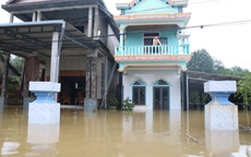 Lũ d&#226;ng hơn 2m nhấn ch&#236;m ng&#244;i l&#224;ng miền n&#250;i ở Huế