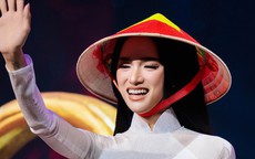 Trọn vẹn khoảnh khắc Hương Giang tỏa s&#225;ng trong t&#224; &#225;o d&#224;i trắng tại Miss Universe 2025