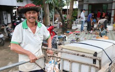 Thầy, tr&#242; chung tay gi&#250;p người d&#226;n &#39;hồi sinh&#39; thiết bị điện sau lũ