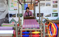 Phụ nữ Mường g&#236;n giữ linh hồn thổ cẩm