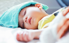 Trẻ sốt cao co giật, cha mẹ n&#234;n v&#224; kh&#244;ng n&#234;n l&#224;m g&#236;?