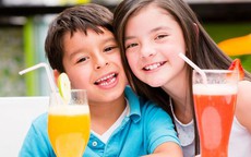 Biểu hiện cho thấy trẻ đang uống qu&#225; nhiều đồ ngọt