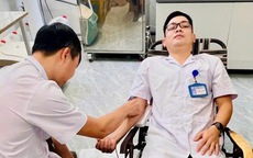 C&#225;n bộ y tế hiến m&#225;u cứu người phụ nữ vỡ thai ngo&#224;i tử cung trong mưa lũ