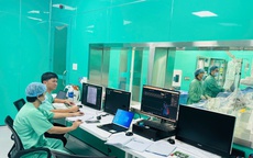 Bệnh viện Trung ương Huế hỗ trợ c&#225;n bộ, vi&#234;n chức bị ảnh hưởng bởi mưa lũ