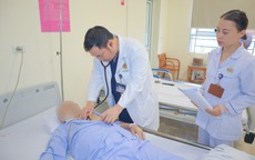 Cụ &#244;ng 80 tuổi cho&#225;ng, kh&#243; thở, ngất tại chỗ, b&#225;c sĩ ph&#225;t hiện bị hẹp kh&#237;t van động mạch chủ