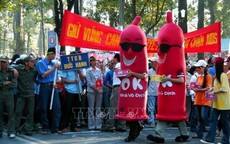 Ng&#224;y Thế giới ph&#242;ng, chống AIDS: Chặn đ&#224; trẻ h&#243;a v&#224; nguy cơ l&#226;y nhiễm &#226;m thầm