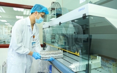 Đằng sau một đơn vị m&#225;u l&#224; cả cuộc chiến ph&#242;ng, chống HIV của những con người thầm lặng