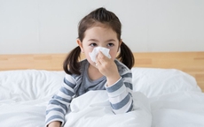 Trẻ nhỏ bị cảm lạnh nguy hiểm như n&#224;o?