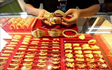 Giá vàng giao ngay lần đầu tiên phá mốc 4.400 USD/ounce