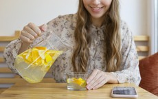 Điều gì xảy ra với thận khi bạn uống nước chanh ấm mỗi sáng?