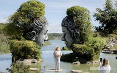 Du khách quốc tế khám phá 'bảo tàng ký ức' bằng đất giữa rừng thông