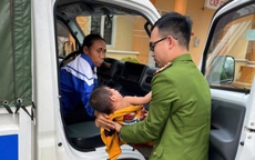 C&#244;ng an x&#227; đến tận nh&#224; đưa ch&#225;u b&#233; người Bru - V&#226;n Kiều bị bỏng nặng đi cấp cứu