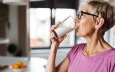 Người gi&#224; uống sữa thế n&#224;o để vừa khỏe, vừa ngủ ngon?