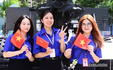 Rực rỡ cờ đỏ sao vàng tại Bảo tàng Chứng tích Chiến tranh