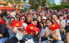 TPHCM rợp sắc cờ, chật kín người dân xem sơ duyệt diễu binh, diễu hành
