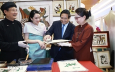 Thủ tướng Phạm Minh Ch&#237;nh v&#224; Thủ tướng Th&#225;i Lan thưởng l&#227;m c&#225;c sản phẩm thủ c&#244;ng