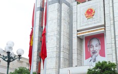 Cơ quan, công sở Hà Nội treo cờ rủ trong ngày Quốc tang nguyên Chủ tịch nước Trần Đức Lương