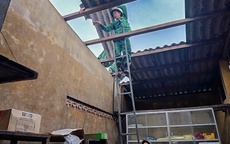 Hơn 50 ngôi nhà ở Huế bị tốc mái do dông lốc