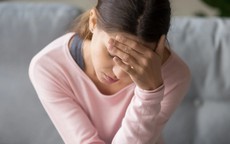 Thay đổi lối sống đối ph&#243; với chứng đau nửa đầu trong kỳ kinh