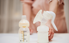 Ph&#226;n biệt m&#224;u sữa mẹ an to&#224;n v&#224; dấu hiệu cần cảnh gi&#225;c