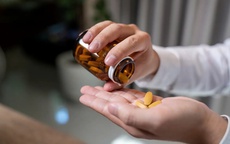 Có nên uống vitamin tổng hợp hàng ngày để tăng sức đề kháng?