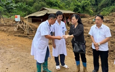 Bộ trưởng Bộ Y tế thăm hỏi, động viên người dân bị ảnh hưởng thiên tai, sạt lở tại Điện Biên