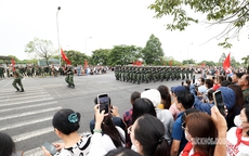 Người d&#226;n ho&#224; nhịp c&#249;ng bước ch&#226;n người chiến sĩ diễu binh