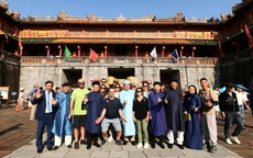 Du khách hào hứng tham quan di tích Huế, xem tái hiện lễ Ban sóc đầu năm mới