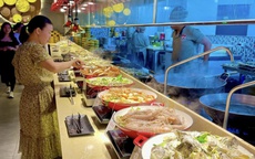 Nhiều nhà hàng buffet hải sản thông báo tăng giá dịp nghỉ Tết Dương lịch