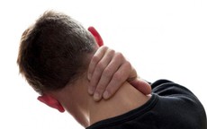 Đau cổ, vai, thắt lưng thường xuyên coi chừng bị bệnh rễ thần kinh