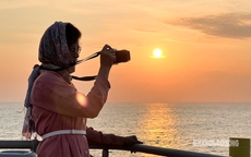 Hoàng hôn 'nhuộm vàng' biển Tây Nam từ boong tàu ra Thổ Chu