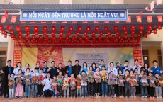 Đoàn Thanh niên Bệnh viện HNĐK Nghệ An khám bệnh, tặng quà cho hơn 350 người dân vùng lũ 
