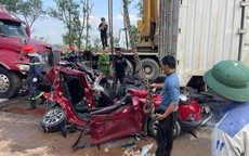 Clip: Xe con bẹp dúm kẹt dưới gầm xe tải sau tai nạn liên hoàn ở Hà Tĩnh