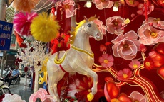 Đồ trang trí Tết vào mùa, phố phường rực rỡ sắc xuân