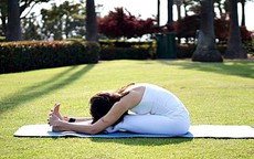 5 tư thế yoga thư giãn trước khi ngủ, giúp sâu giấc hơn