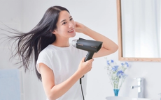 Dùng máy sấy tóc làm ấm cơ thể khi trời mưa rét: Lợi ích và rủi ro cần biết