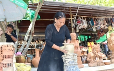 Độc đáo nghề 'làm bằng tay, xoay bằng mông' của người Chăm ở Khánh Hòa